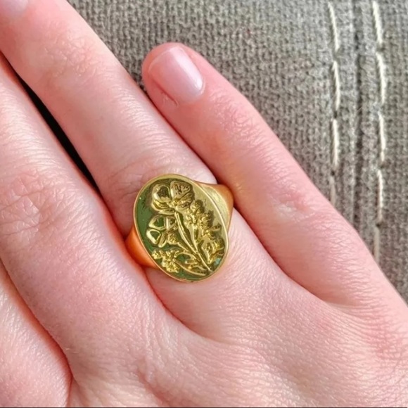 💍 Gold Floral Carved 750 Engraved Statement Ring 💍 - Picture 3 of 5